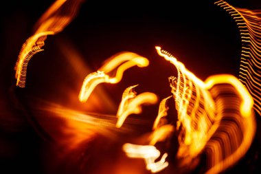 Işık koyu arka plan üzerinde kırmızı soyut yollar. Uzun pozlama.