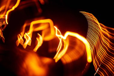 Işık koyu arka plan üzerinde kırmızı soyut yollar. Uzun pozlama.