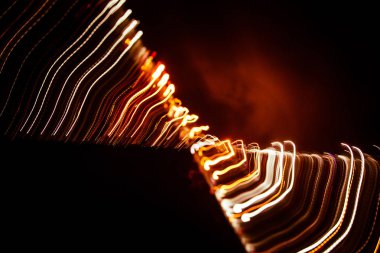 Işık koyu arka plan üzerinde kırmızı soyut yollar. Uzun pozlama.