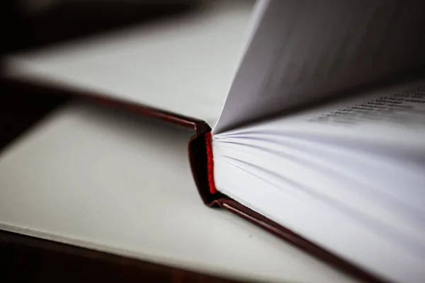 Een mooie close-up van een boek in donker rode kaft en met rode bladwijzer. Ondiepe scherptediepte — Stockfoto
