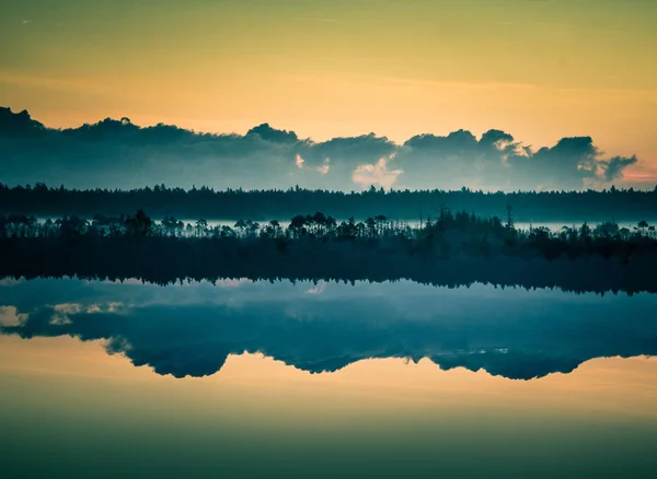 Uma paisagem bonita, colorida e artística de um pântano ao nascer do sol no outono . — Fotografia de Stock