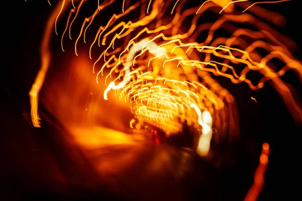 Rutas abstractas rojas de luz sobre fondo oscuro. Larga exposición . — Foto de Stock