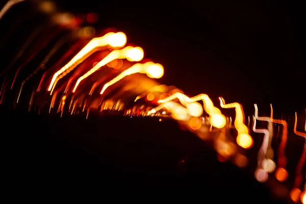 Rutas abstractas rojas de luz sobre fondo oscuro. Larga exposición . — Foto de Stock