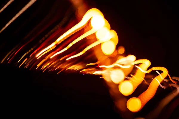 Rutas abstractas rojas de luz sobre fondo oscuro. Larga exposición . — Foto de Stock