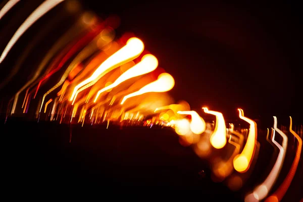 Rutas abstractas rojas de luz sobre fondo oscuro. Larga exposición . — Foto de Stock