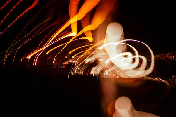 Rutas abstractas rojas de luz sobre fondo oscuro. Larga exposición . — Foto de Stock