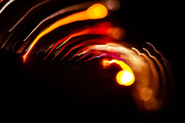 Rutas abstractas rojas de luz sobre fondo oscuro. Larga exposición . — Foto de Stock