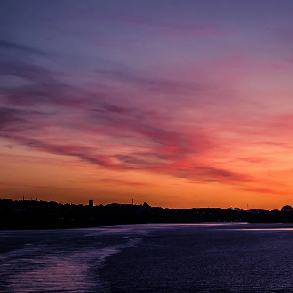 一个美丽的, 五颜六色的海景瑞典冬季从渡轮的黄昏。充满活力的旅游景观照片 — 图库照片