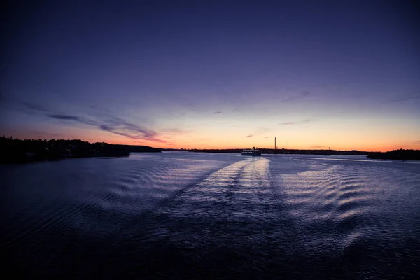 Un hermoso y colorido paisaje marino del invierno de Suecia que se agita desde un ferry. Vibrante paisaje de viaje foto — Foto de Stock