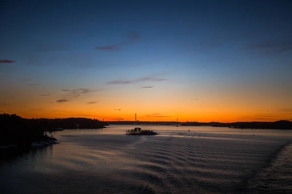 Un beau paysage marin coloré de l'hiver suédois qui s'évade d'un ferry. Photo de paysage de voyage dynamique — Photo