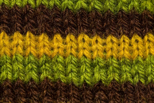 En vacker närbild av en hand stickad varm och mjuk ull mönster. Mjuka strumpor eller halsduk av Naturlig ull. Färgglada mönster. — Stockfoto