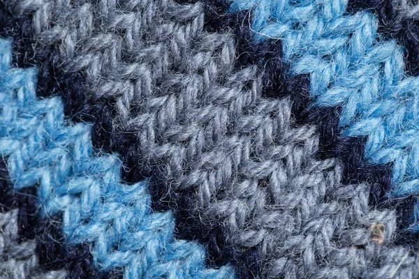 Um belo closeup de um padrão de lã quente e macio tricotado à mão. Meias macias ou lenço de lã natural. Padrão colorido . — Fotografia de Stock
