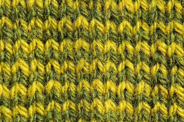 En vacker närbild av en hand stickad varm och mjuk ull mönster. Mjuka strumpor eller halsduk av Naturlig ull. Färgglada mönster. — Stockfoto