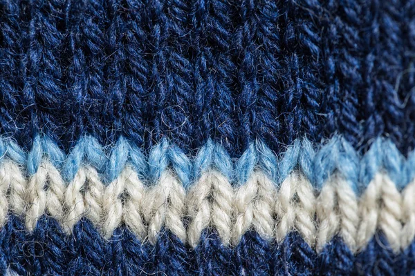 Un hermoso primer plano de un patrón de lana tejida a mano cálida y suave. Calcetines suaves o bufanda de lana natural. Patrón colorido . —  Fotos de Stock