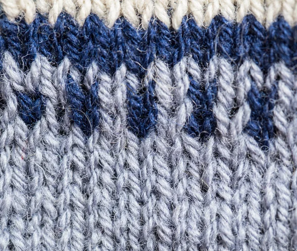 A szép closeup egy kézzel kötött meleg és puha gyapjú minta. Puha zokni vagy sál, természetes gyapjú. Színes minta. — Stock Fotó