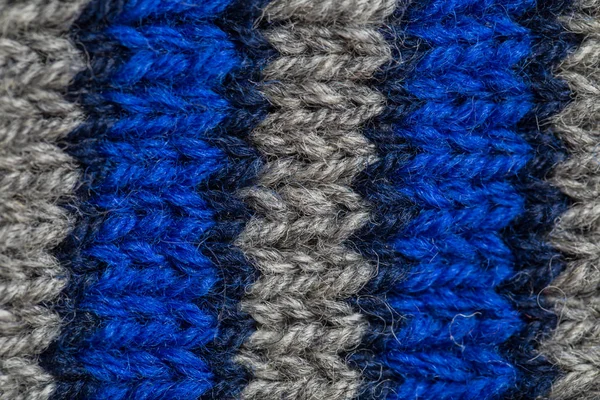 Un bel primo piano di un modello di lana calda e morbida lavorato a mano. Calze morbide o sciarpa di lana naturale. Modello colorato . — Foto Stock