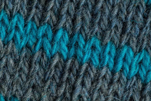 Un hermoso primer plano de un patrón de lana tejida a mano cálida y suave. Calcetines suaves o bufanda de lana natural. Patrón colorido . — Foto de Stock