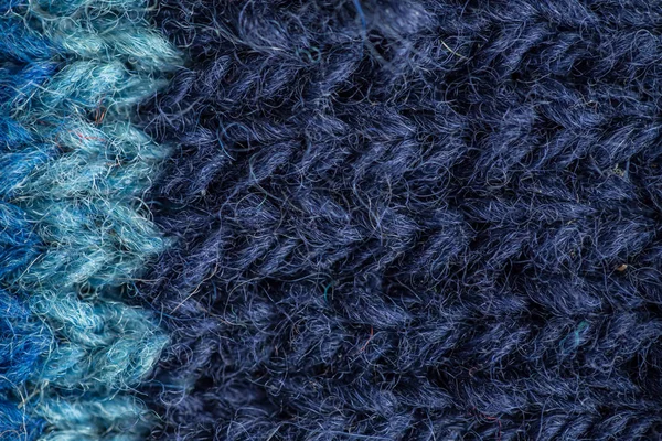 Um belo closeup de um padrão de lã quente e macio tricotado à mão. Meias macias ou lenço de lã natural. Padrão colorido . — Fotografia de Stock
