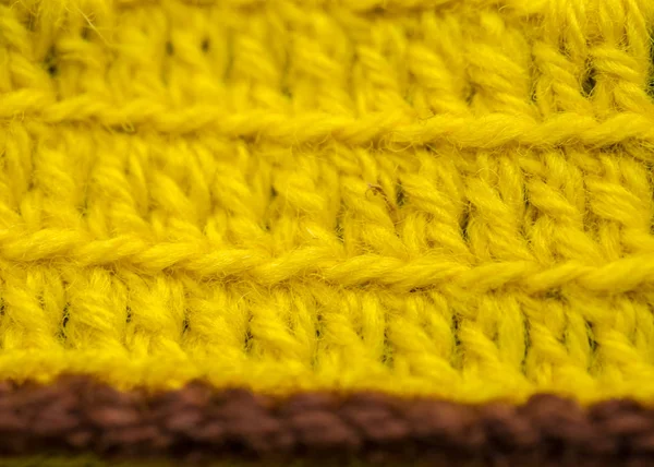 Um belo close-up de um padrão de crochê feito à mão de um fio de lã colorido. Lã de ovelha natural macia e quente. Padrão de lã . — Fotografia de Stock