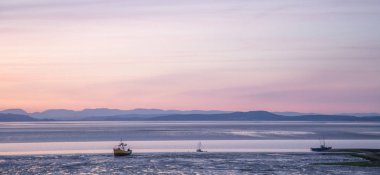 Morecambe sahilde güzel renkli günbatımı manzarası