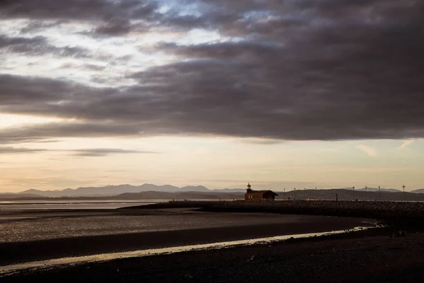 Une belle vue colorée sur le coucher du soleil sur la plage de Morecambe — Photo