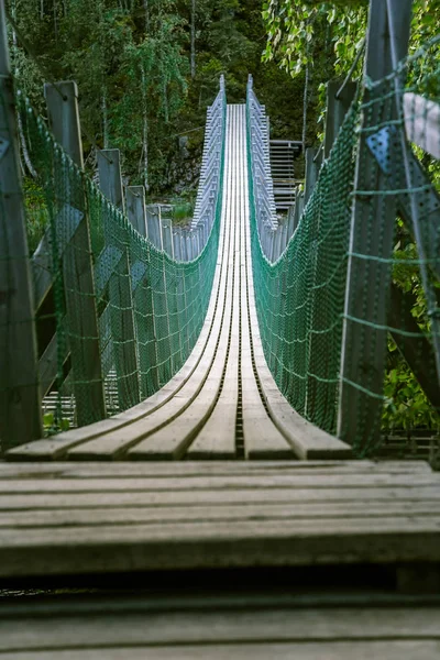Un hermoso puente colgante en el bosque de Finlandia — Foto de Stock
