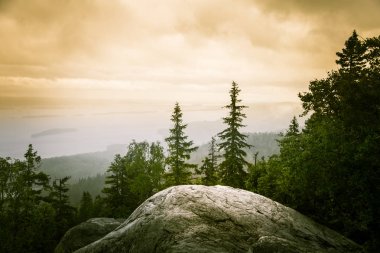 Göl ve orman Koli Milli Parkı zirveleri üzerinden güzel bir Panoraması
