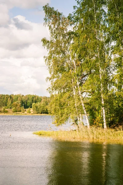 Un hermoso paisaje lacustre en Finlandia — Foto de Stock