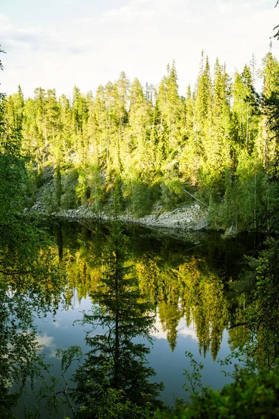 Finlandiya'da bir güzel göl manzara