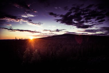 Bir gece yarısı güneş Kutbu yukarıda ile güzel bir manzara. Rüya gibi sahne ışık patlamaları ile