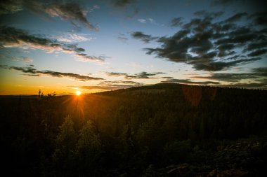Bir gece yarısı güneş Kutbu yukarıda ile güzel bir manzara. Rüya gibi sahne ışık patlamaları ile
