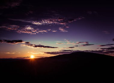 Bir gece yarısı güneş Kutbu yukarıda ile güzel bir manzara. Rüya gibi sahne ışık patlamaları ile