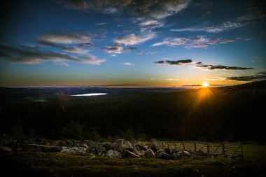 Bir gece yarısı güneş Kutbu yukarıda ile güzel bir manzara. Rüya gibi sahne ışık patlamaları ile