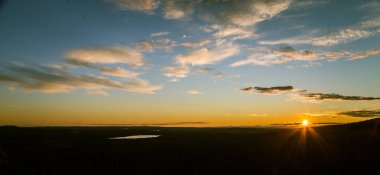 Bir gece yarısı güneş Kutbu yukarıda ile güzel bir manzara. Rüya gibi sahne ışık patlamaları ile