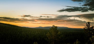 Bir gece yarısı güneş Kutbu yukarıda ile güzel bir manzara. Rüya gibi sahne ışık patlamaları ile