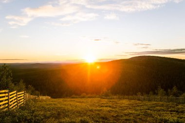Bir gece yarısı güneş Kutbu yukarıda ile güzel bir manzara. Rüya gibi sahne ışık patlamaları ile