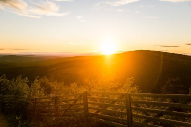 Bir gece yarısı güneş Kutbu yukarıda ile güzel bir manzara. Rüya gibi sahne ışık patlamaları ile