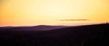 Bir gece yarısı güneş Kutbu yukarıda ile güzel bir manzara. Rüya gibi sahne ışık patlamaları ile