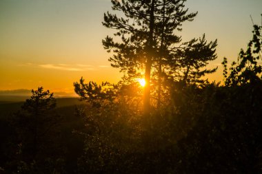 Bir gece yarısı güneş Kutbu yukarıda ile güzel bir manzara. Rüya gibi sahne ışık patlamaları ile