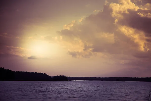 Красивый пейзаж озера в Финляндии — стоковое фото