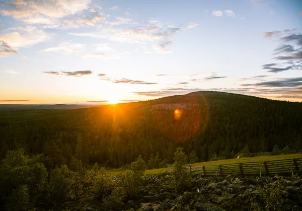 Bir gece yarısı güneş Kutbu yukarıda ile güzel bir manzara. Rüya gibi sahne ışık patlamaları ile
