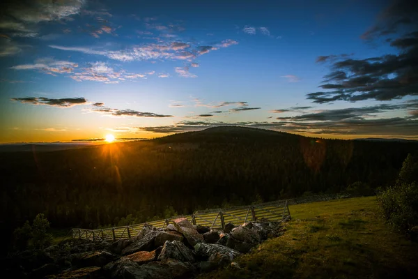 Bir gece yarısı güneş Kutbu yukarıda ile güzel bir manzara. Rüya gibi sahne ışık patlamaları ile