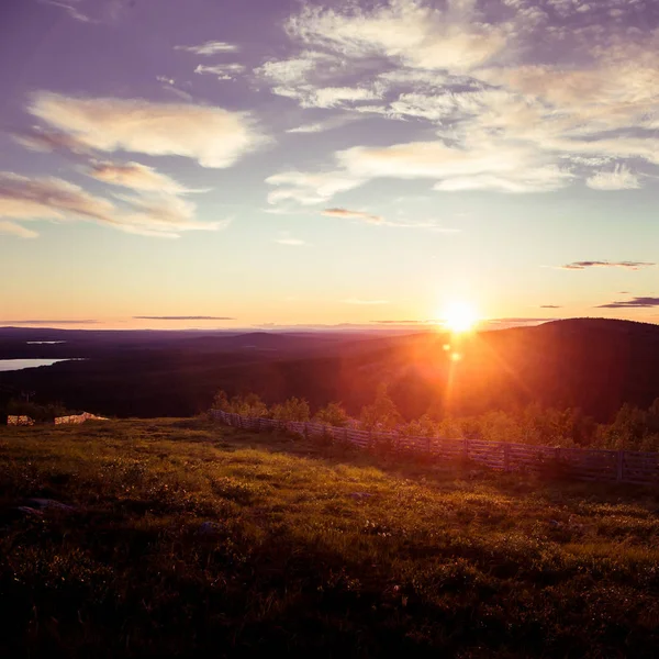 Bir gece yarısı güneş Kutbu yukarıda ile güzel bir manzara. Rüya gibi sahne ışık patlamaları ile
