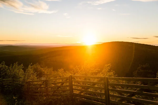 Bir gece yarısı güneş Kutbu yukarıda ile güzel bir manzara. Rüya gibi sahne ışık patlamaları ile