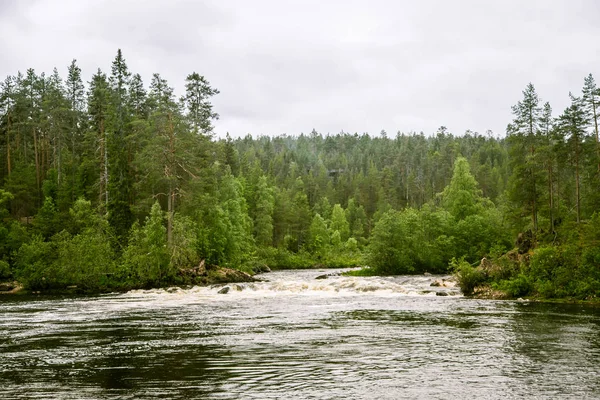 Un beau paysage avec des rapides fluviaux en Finlande — Photo