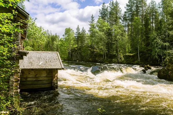 Un beau paysage avec des rapides fluviaux en Finlande — Photo