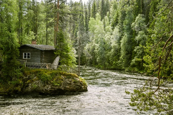 Een prachtige omgeving met een rivier stroomversnellingen in Finland — Stockfoto