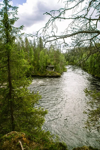 Un hermoso paisaje con rápidos fluviales en Finlandia — Foto de Stock