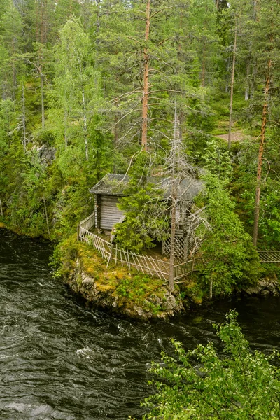 Een prachtige omgeving met een rivier stroomversnellingen in Finland — Stockfoto