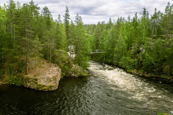 Un hermoso paisaje con rápidos fluviales en Finlandia — Foto de Stock